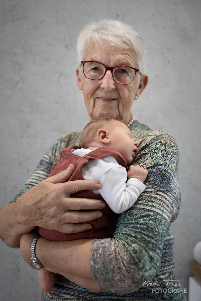 stolze Uroma mit neugeborenem Urenkelchen