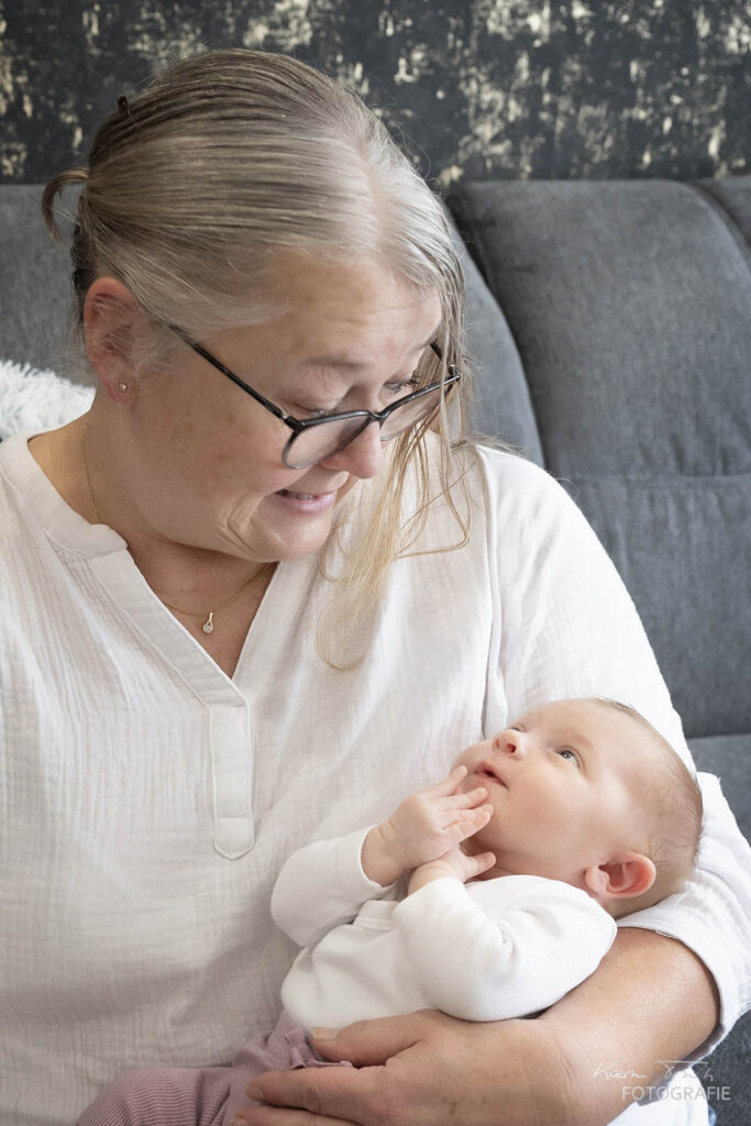 Oma mit neugeborenem Baby